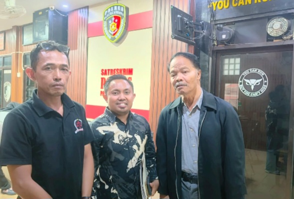 Muslimin didampingi 2 kuasa hukumnya saat memenuhi panggilan Polres Pasuruan Kota (Dok. Harianjatim.id)