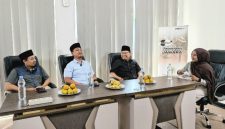 Potret.net hadirkan tiga tokoh kunci Komisi III, yakni HM. Sudiono Fauzan, Adib Ghoni Atqon (Mas Adib), dan M. Aminuddin, dalam Podcast Eksklusif Jawara  (Dok. Harianjatim.id)