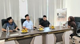 Potret.net hadirkan tiga tokoh kunci Komisi III, yakni HM. Sudiono Fauzan, Adib Ghoni Atqon (Mas Adib), dan M. Aminuddin, dalam Podcast Eksklusif Jawara  (Dok. Harianjatim.id)