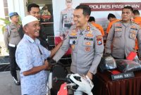 Kapolres Pasuruan AKBP Harto Agung Cahyono Menyerahkan Motor hasil curian kepada korban ( foto : Ist)
