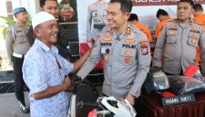 Kapolres Pasuruan AKBP Harto Agung Cahyono Menyerahkan Motor hasil curian kepada korban ( foto : Ist)