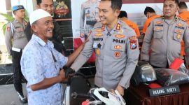 Kapolres Pasuruan AKBP Harto Agung Cahyono Menyerahkan Motor hasil curian kepada korban ( foto : Ist)