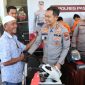 Kapolres Pasuruan AKBP Harto Agung Cahyono Menyerahkan Motor hasil curian kepada korban ( foto : Ist)