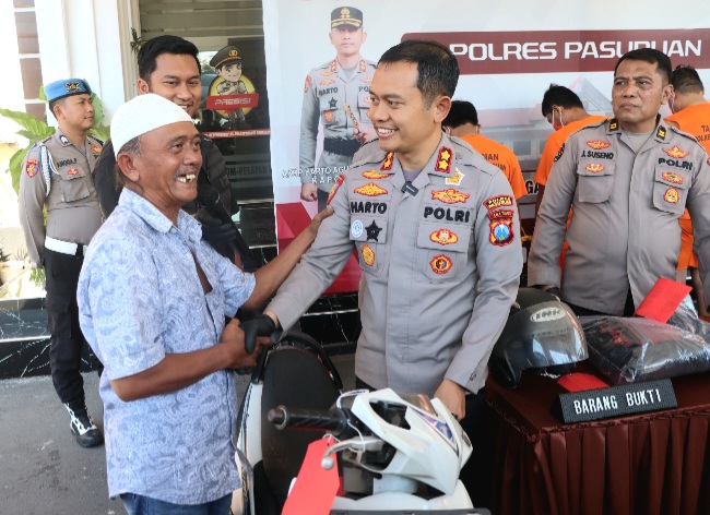 Kapolres Pasuruan AKBP Harto Agung Cahyono Menyerahkan Motor hasil curian kepada korban ( foto : Ist)