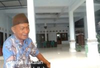 Kades Bakalan Ahmad Abdulloh saat diwawancarai awak media di Kantor Balai Desa Bakalan (Dok. Harianjatim.id)