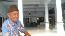 Kades Bakalan Ahmad Abdulloh saat diwawancarai awak media di Kantor Balai Desa Bakalan (Dok. Harianjatim.id)