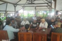 Suasana mediasi antara KUD Sumber Makmur Warga Desa Jatiarjo dengan manajemen Taman Safari Indonesia II di Kampung Sekar Watuagung (Dok. Harianjatim.id)