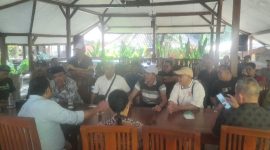 Suasana mediasi antara KUD Sumber Makmur Warga Desa Jatiarjo dengan manajemen Taman Safari Indonesia II di Kampung Sekar Watuagung (Dok. Harianjatim.id)