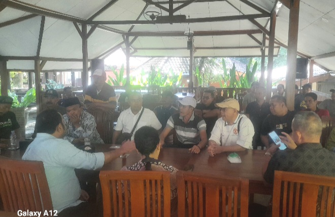 Suasana mediasi antara KUD Sumber Makmur Warga Desa Jatiarjo dengan manajemen Taman Safari Indonesia II di Kampung Sekar Watuagung (Dok. Harianjatim.id)