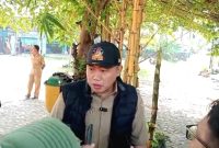 Kadiskoperindag Kabupaten Pasuruan, H. Taufiqul Ghoni saat diwawancarai awak media di Pasar Jarwo Purwosari, Pasuruan. (Dok.Harianjatim.id)
