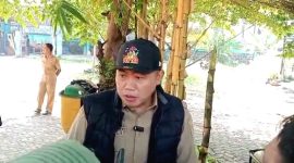 Kadiskoperindag Kabupaten Pasuruan, H. Taufiqul Ghoni saat diwawancarai awak media di Pasar Jarwo Purwosari, Pasuruan. (Dok.Harianjatim.id)