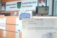 Pelimpahan berkas dari Unit Tipikor Polres Pasuruan ke Inspektorat terkait dugaan jembatan fiktif Desa Bakalan Purwosari, Pasuruan. (Dok.Harianjatim.id)