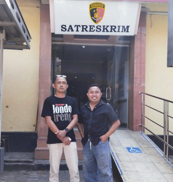 Muslimin Warga Desa Masangan (selaku korban) didampingi kuasa hukumnya Heri Siswanto SH.MH. Saat mendatangi Polres Pasuruan (Dok.Harianjatim.id) 