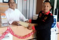 Ketua DPD Jatim LSM Penjara Indonesia, Zainul Abidin saat menyerahkan laporannya ke Inspektorat Kabupaten Pasuruan. (Dok harianjatim.id) 