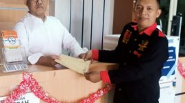 Ketua DPD Jatim LSM Penjara Indonesia, Zainul Abidin saat menyerahkan laporannya ke Inspektorat Kabupaten Pasuruan. (Dok harianjatim.id) 