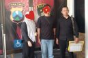 Korban Penipuan Jual Beli Lapak di Pasar Karangploso didampingi Kuasa Hukumnya Zainul Abidin SH, saat memenuhi panggilan Polres Malang untuk penyelidikan (Dok. Harianjatim.id) 