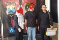 Korban Penipuan Jual Beli Lapak di Pasar Karangploso didampingi Kuasa Hukumnya Zainul Abidin SH, saat memenuhi panggilan Polres Malang untuk penyelidikan (Dok. Harianjatim.id) 