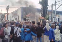Pergerakan Mahasiswa Islam Indonesia (PC PMII) Pasuruan dan Aliansi BEM Pasuruan Raya menyegel Gedung DPRD Kota Pasuruan (Dok.harianjatim.id) 