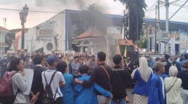 Pergerakan Mahasiswa Islam Indonesia (PC PMII) Pasuruan dan Aliansi BEM Pasuruan Raya menyegel Gedung DPRD Kota Pasuruan (Dok.harianjatim.id) 