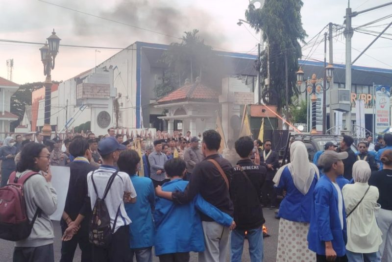 Pergerakan Mahasiswa Islam Indonesia (PC PMII) Pasuruan dan Aliansi BEM Pasuruan Raya menyegel Gedung DPRD Kota Pasuruan (Dok.harianjatim.id) 