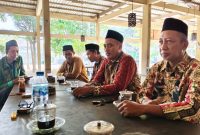 Ketua KKM MI Kabupaten Pasuruan, Hariono didampingi Panitia Penyelenggara Bimtek saat berikan Klarifikasi kepada Awak Media di Pasuruan Creative Center (Bang Kodir) Bangil (Dok.harianjatim.id) 
