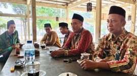 Ketua KKM MI Kabupaten Pasuruan, Hariono didampingi Panitia Penyelenggara Bimtek saat berikan Klarifikasi kepada Awak Media di Pasuruan Creative Center (Bang Kodir) Bangil (Dok.harianjatim.id) 