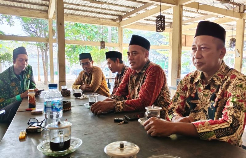 Ketua KKM MI Kabupaten Pasuruan, Hariono didampingi Panitia Penyelenggara Bimtek saat berikan Klarifikasi kepada Awak Media di Pasuruan Creative Center (Bang Kodir) Bangil (Dok.harianjatim.id) 