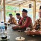 Ketua KKM MI Kabupaten Pasuruan, Hariono didampingi Panitia Penyelenggara Bimtek saat berikan Klarifikasi kepada Awak Media di Pasuruan Creative Center (Bang Kodir) Bangil (Dok.harianjatim.id) 