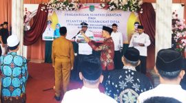 Kepala Desa Randupitu, Mohammad Fuad Resmi Melantik Azizul Ahmad sebagai Kepala Kewilayahan Dusun Randupitu (Dok.harianjatim.id) 