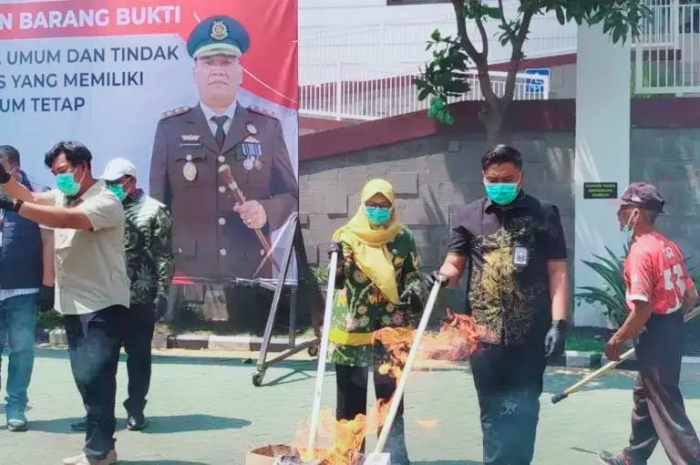 Kejari bersama Forkopimda Pasuruan  menggelar pemusnahan barang bukti tindak pidana setelah ada keputusan inkracht dari Pengadilan Negeri Bangil (Dok.harianjatim.id) 