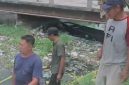 Kondisi Air Sungai Wrati Selain bau, airnya juga menyebabkan gatal-gatal. Kuat dugaan telah terkontaminasi limbah perusahaan. (Dok.harianjatim.id) 