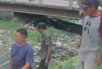 Kondisi Air Sungai Wrati Selain bau, airnya juga menyebabkan gatal-gatal. Kuat dugaan telah terkontaminasi limbah perusahaan. (Dok.harianjatim.id) 