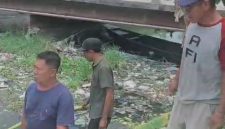 Kondisi Air Sungai Wrati Selain bau, airnya juga menyebabkan gatal-gatal. Kuat dugaan telah terkontaminasi limbah perusahaan. (Dok.harianjatim.id) 