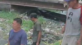 Kondisi Air Sungai Wrati Selain bau, airnya juga menyebabkan gatal-gatal. Kuat dugaan telah terkontaminasi limbah perusahaan. (Dok.harianjatim.id) 
