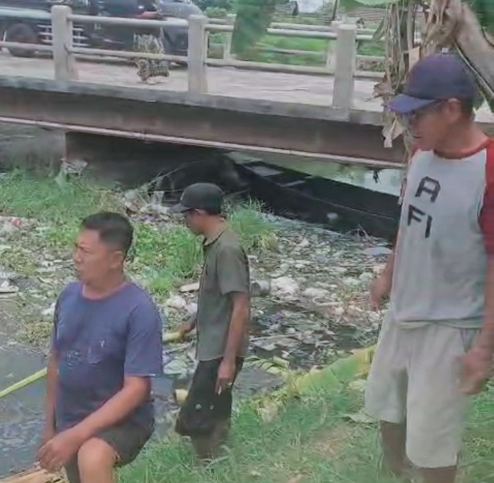 Kondisi Air Sungai Wrati Selain bau, airnya juga menyebabkan gatal-gatal. Kuat dugaan telah terkontaminasi limbah perusahaan. (Dok.harianjatim.id) 