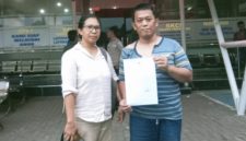 YS (46 tahun) didampingi Kuasa hukumnya Herlin Rachmawati SH. melaporkan kasus dugaan penganiayaan yang menimpa dirinya ke Polres Pasuruan (Dok.harianjatim.id) 