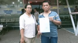 YS (46 tahun) didampingi Kuasa hukumnya Herlin Rachmawati SH. melaporkan kasus dugaan penganiayaan yang menimpa dirinya ke Polres Pasuruan (Dok.harianjatim.id) 