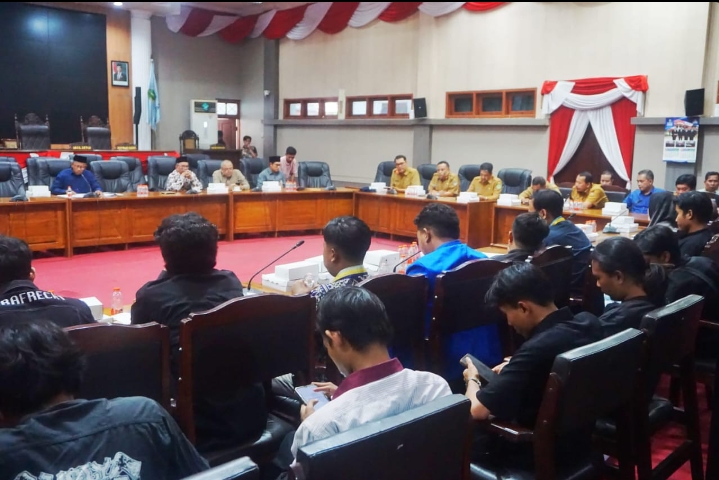 Mahasiswa BEMPAS & PMII saat menggelar Audensi bersama Komisi II DPRD Kota Pasuruan (Dok.harianjatim.id) 